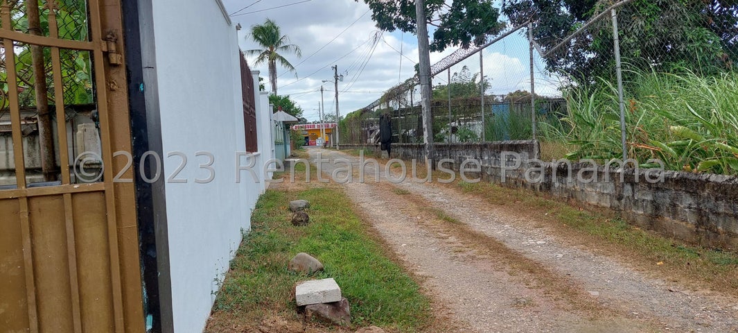 Residential Land with House in Pedregal!